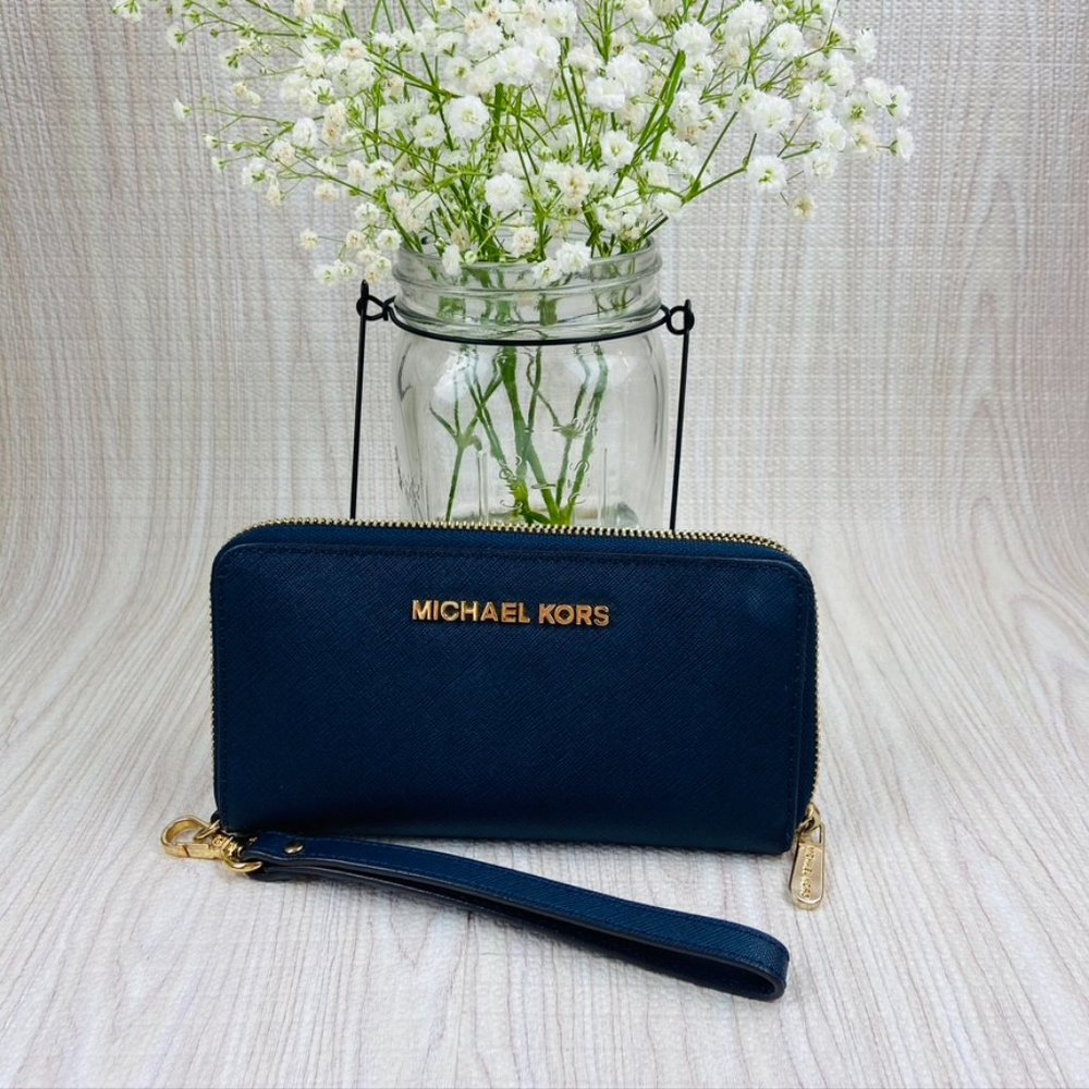 🦋Michael Kors Wristlet Wallet